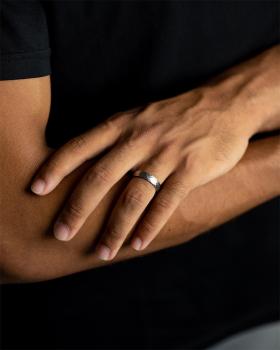 Preview: 5 mm Titanring mit facettiertem grauem Finish - Pulso Silver